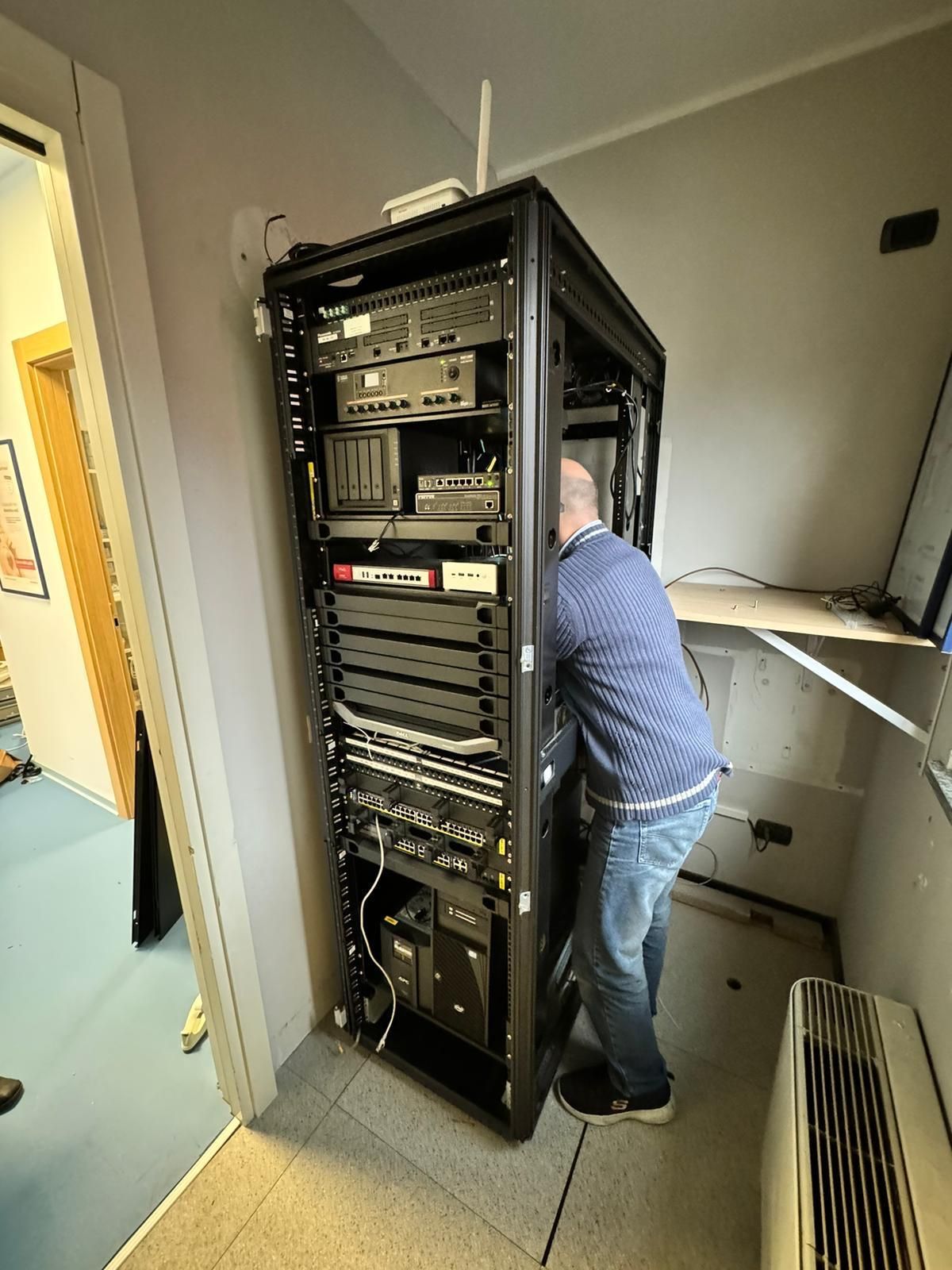 Vitantonio Tancredi al lavoro su un armadio rack